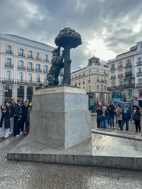 Η Puerta de Sol, με το έμβλημα της Μαδρίτης, η αρκούδα με το φραουλόδεντρο