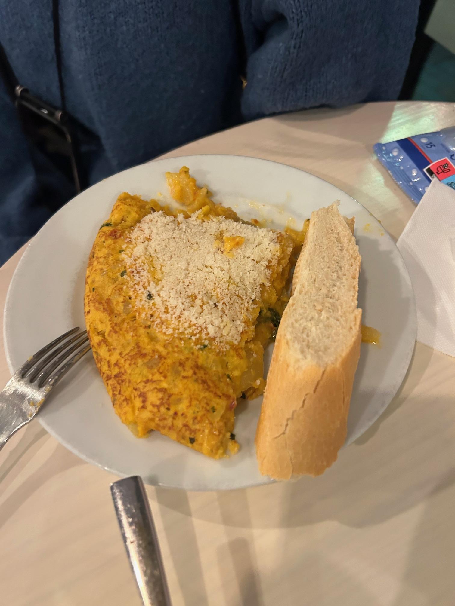 Η παραδοσιακή ισπανική tortilla, ένα πιάτο από πατάτες και αυγά, συχνά σερβιρισμένο ως τάπας ή σάντουιτς στην Μαδρίτη