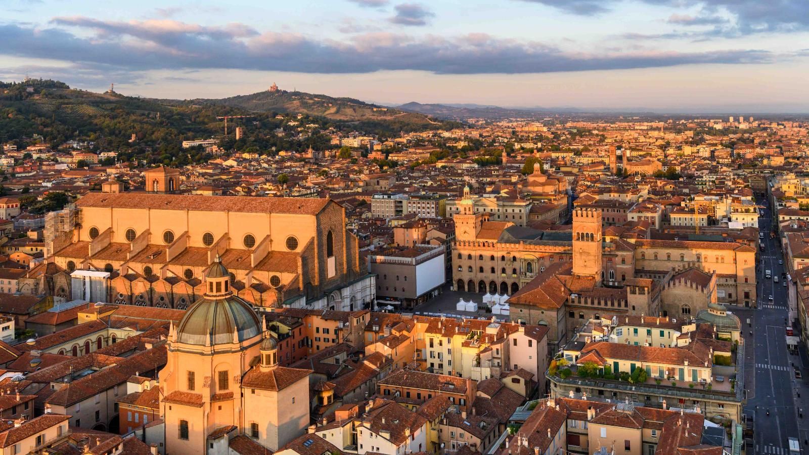 Πανοραμική θέα της Μπολόνια με τους δύο πύργους και τις κόκκινες στέγες