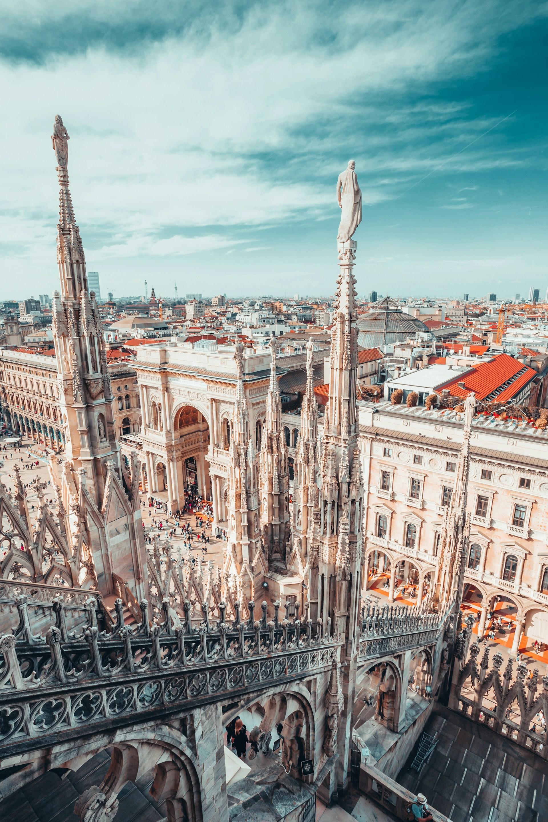 Η ταράτσα του Duomo του Μιλάνου με θέα στην πόλη