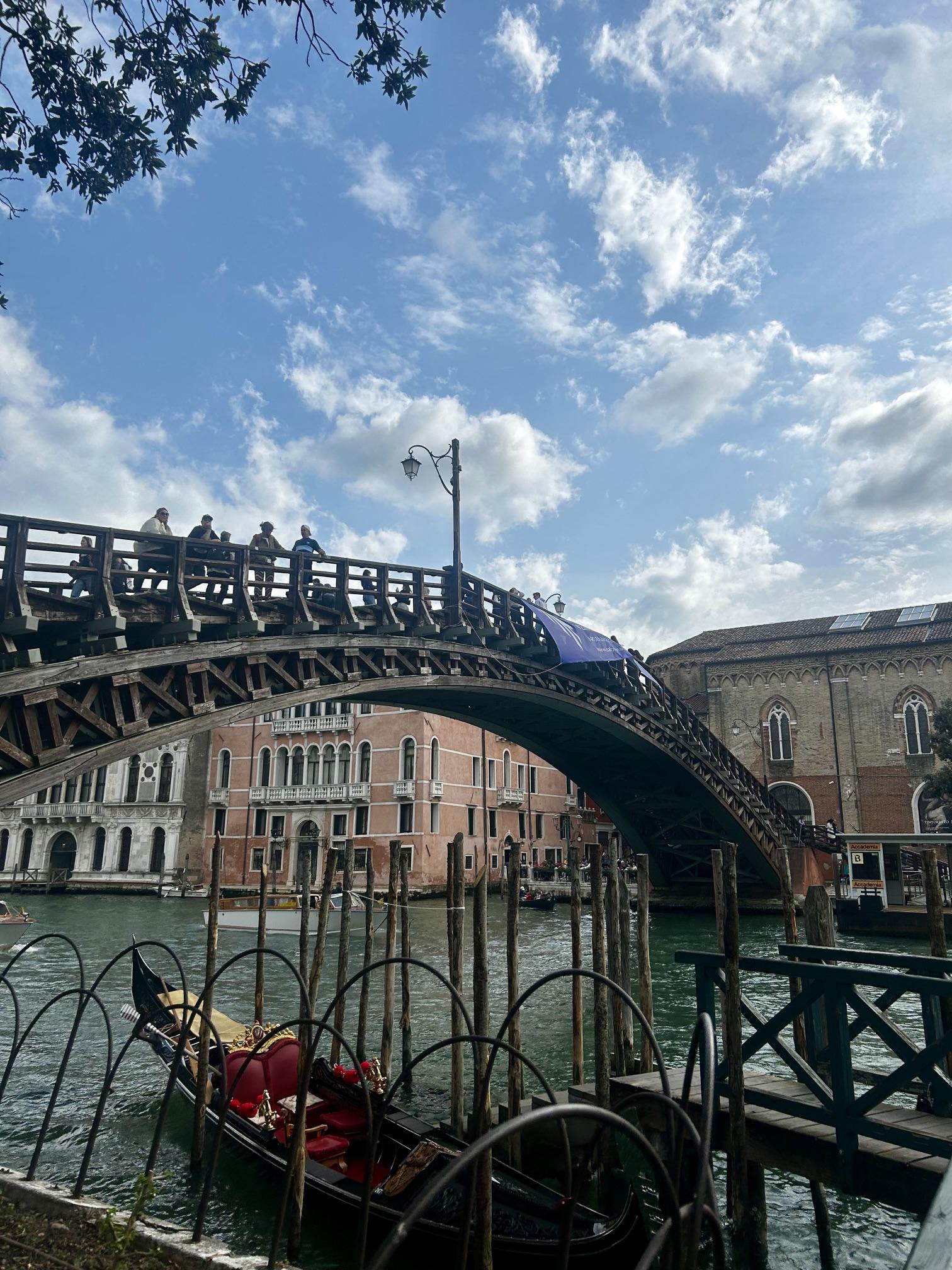 Η ξύλινη γέφυρα Ponte dell’Accademia στη Βενετία